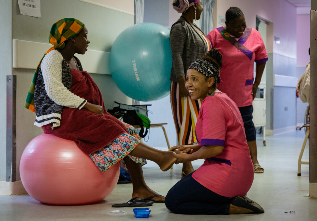 foot massage to calm mom during labour